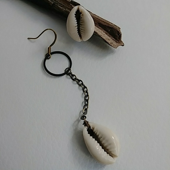 Cowrie Shell Asymetrical Post Dangle Boho Earring - Picture 4 of 8